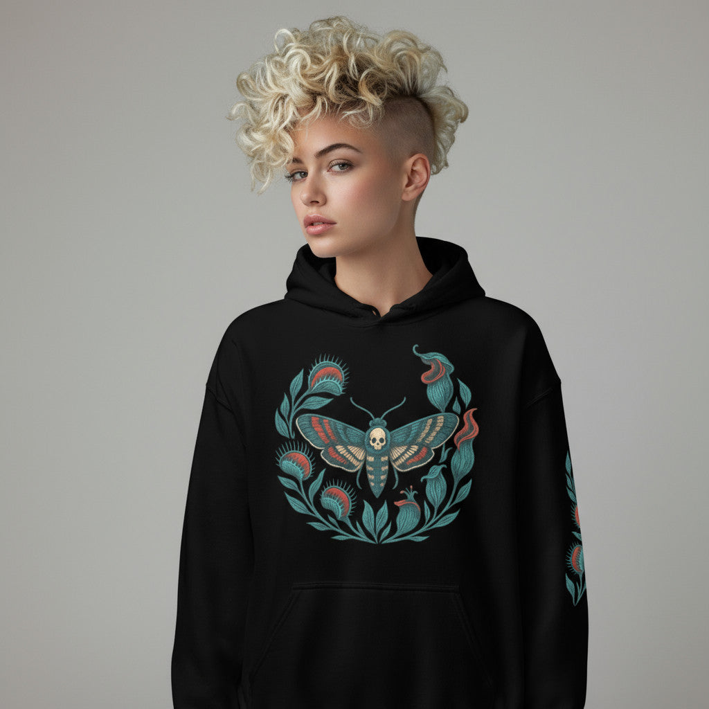 Primer plano de modelo de pie con sudadera negra Blue and Black Moth mostrando el diseño frontal.