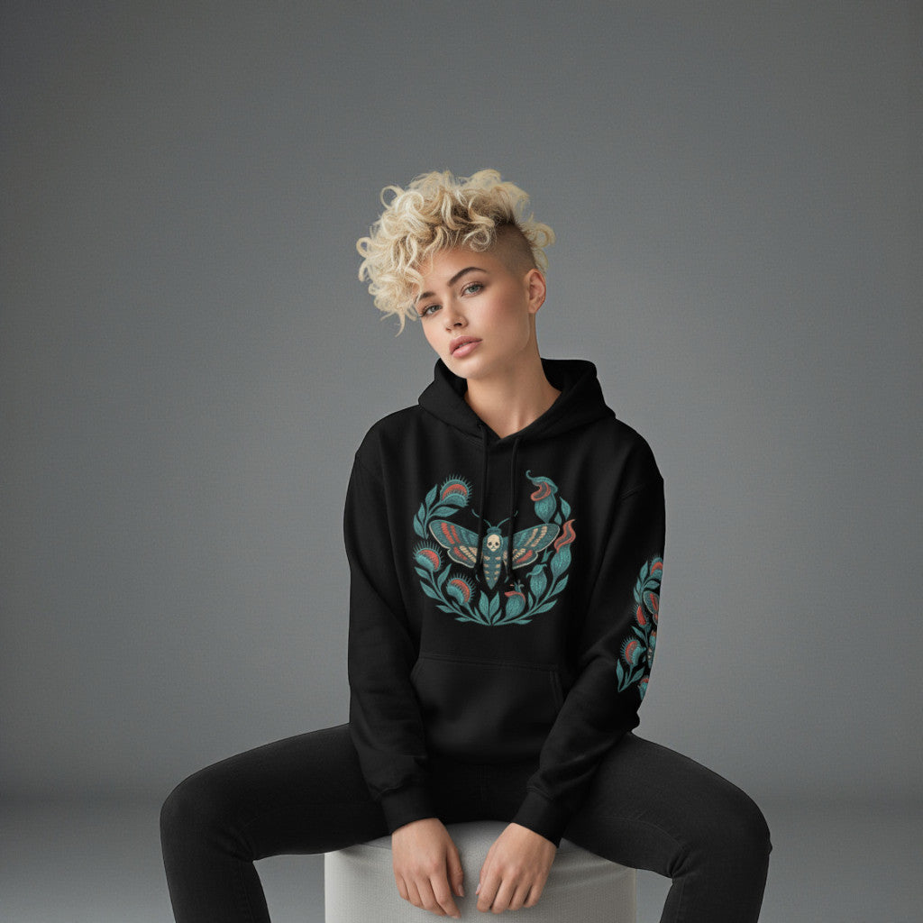 Modelo con sudadera negra Blue and Black Moth sentada de frente con las manos sobre las rodillas.