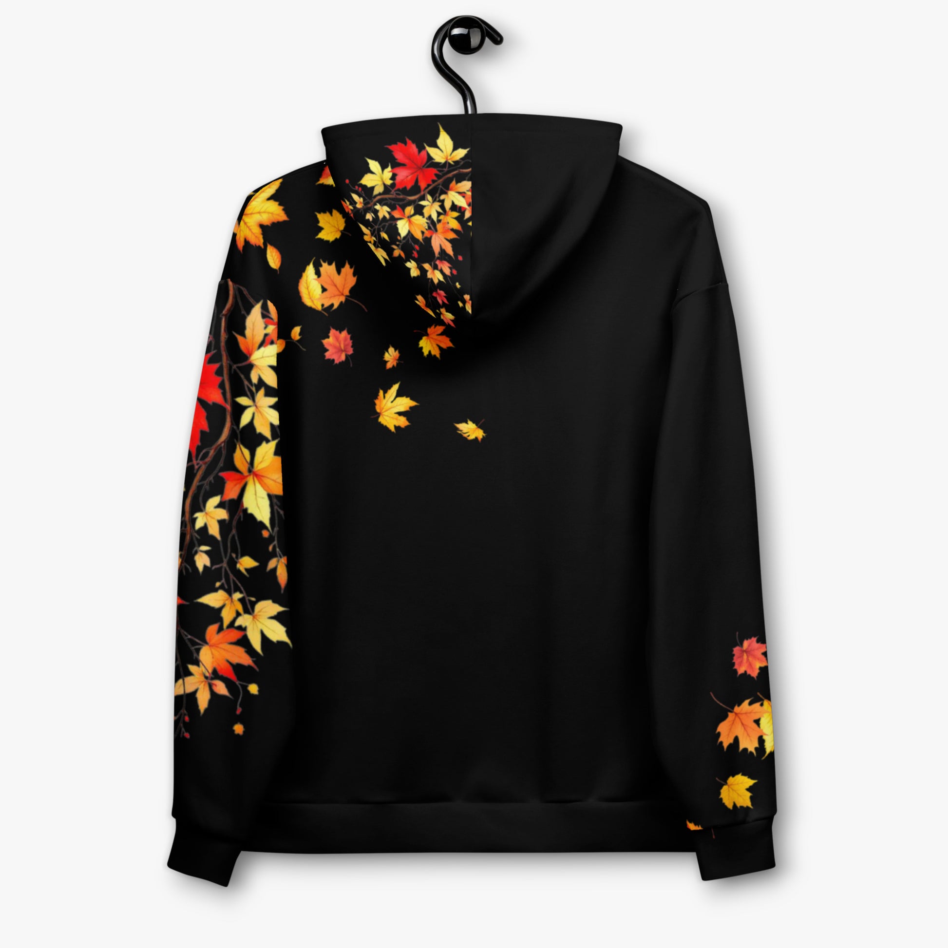 Sudadera negra con capucha colgada vista por detrás con diseño de hojas otoñales en la espalda.