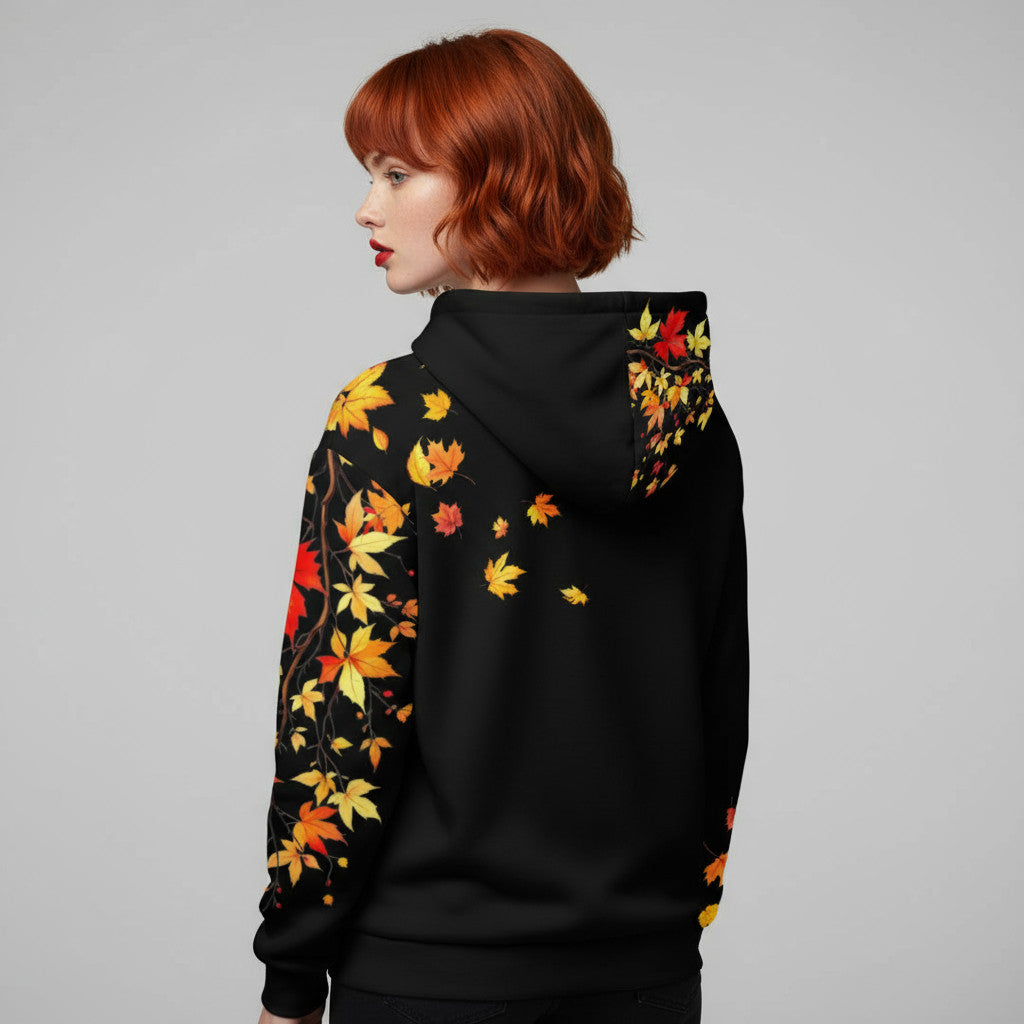 Modelo de espaldas con sudadera negra con capucha y hojas otoñales en espalda y mangas.