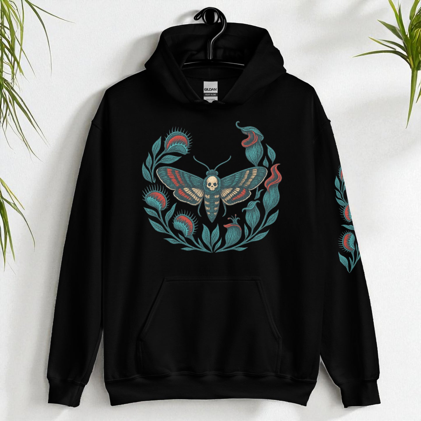 Sudadera con capucha negra polilla calavera en percha vista frontal