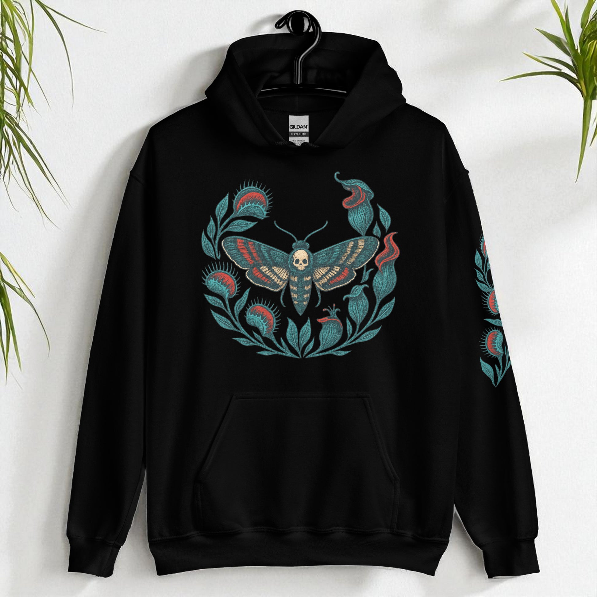 Sudadera con capucha negra polilla calavera en percha vista frontal