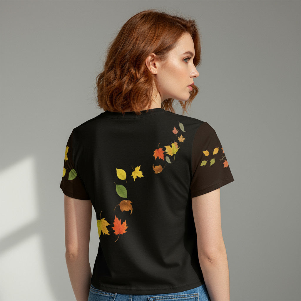 Top corto negro con hojas de otoño vista espalda con modelo