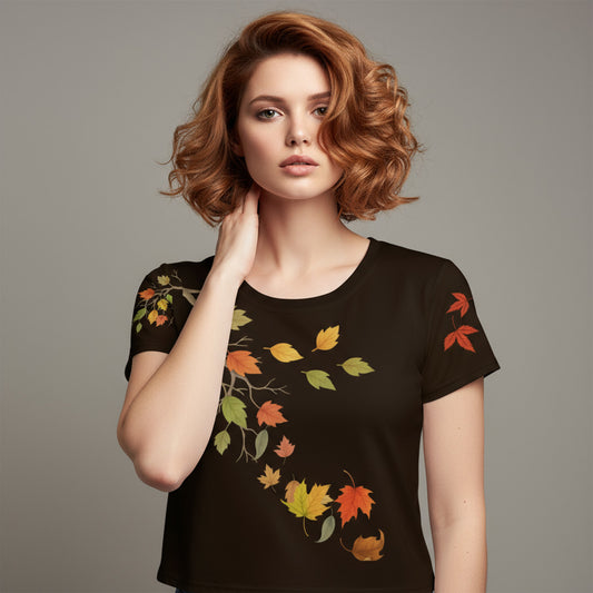 Top corto negro con hojas de otoño vista frontal con modelo