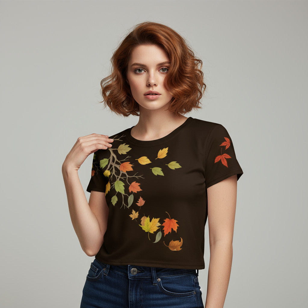 Top corto negro con hojas de otoño vista tres cuartos con modelo