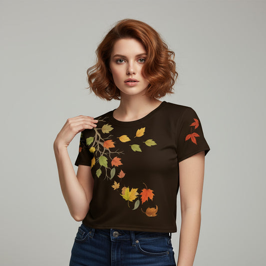 Top corto negro con hojas de otoño vista tres cuartos con modelo