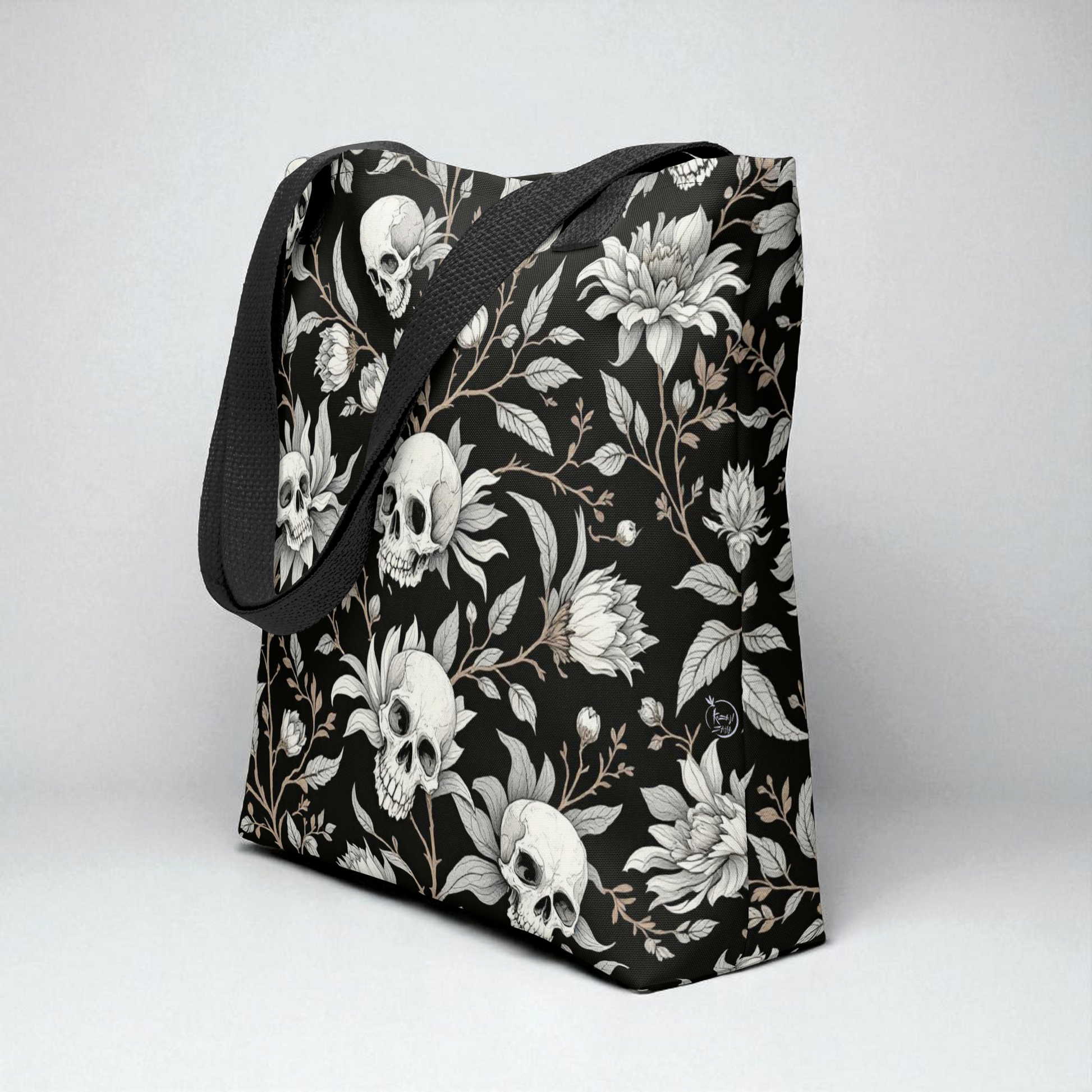 Bolsa tote negra con calaveras y flores, vista 3/4 lateral, muestra profundidad y ancho del bolso