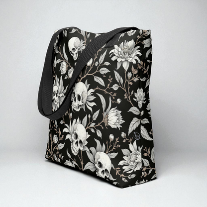 Bolsa tote negra con calaveras y flores, vista 3/4 lateral, muestra profundidad y ancho del bolso