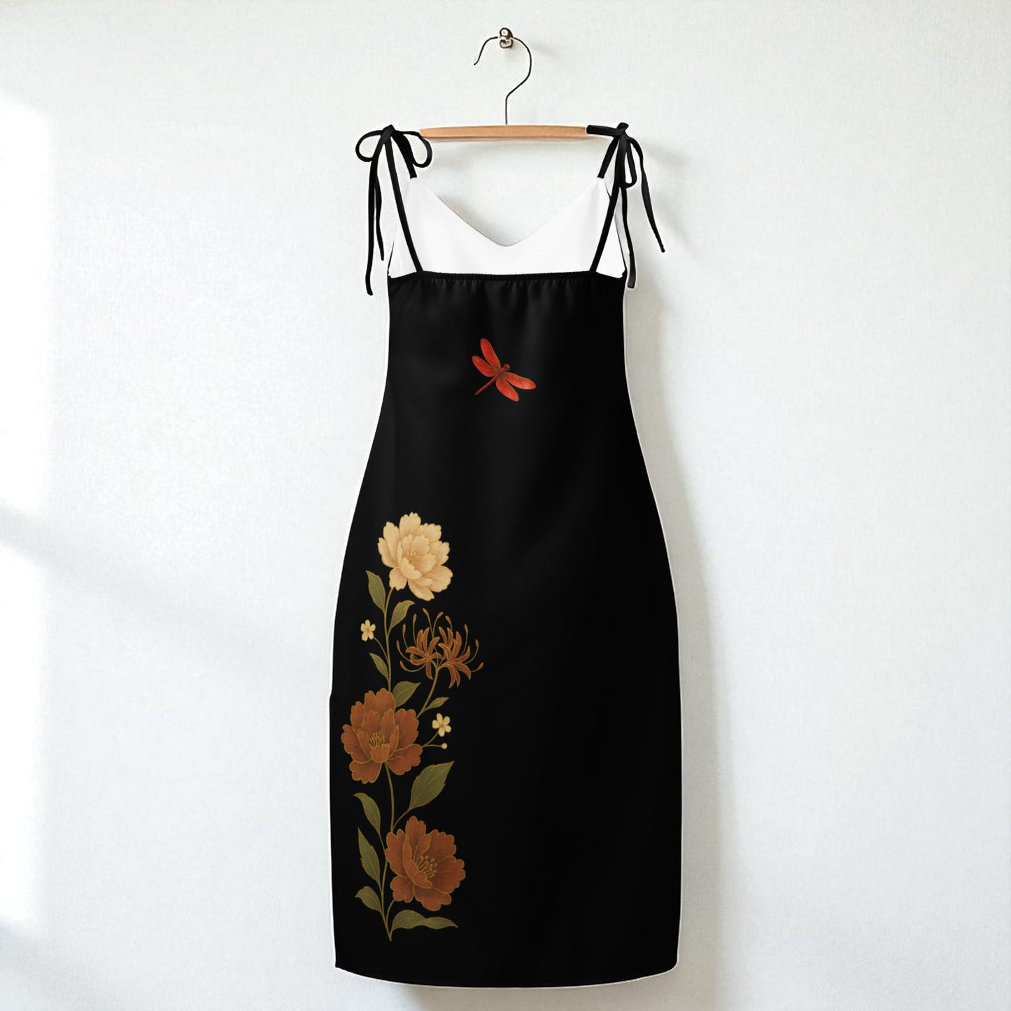 Vestido midi japonés negro colgado, vista trasera con estampado floral  y libélula en la espalda.