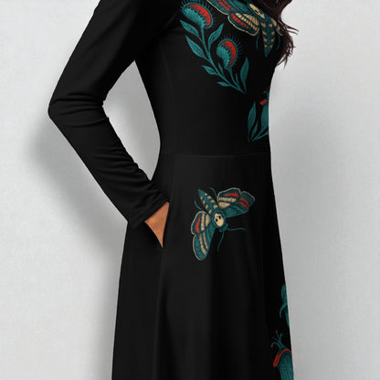 Detalle de  lado derecho falda con polilla calaver con plantas carnívoras y hojas en torso 