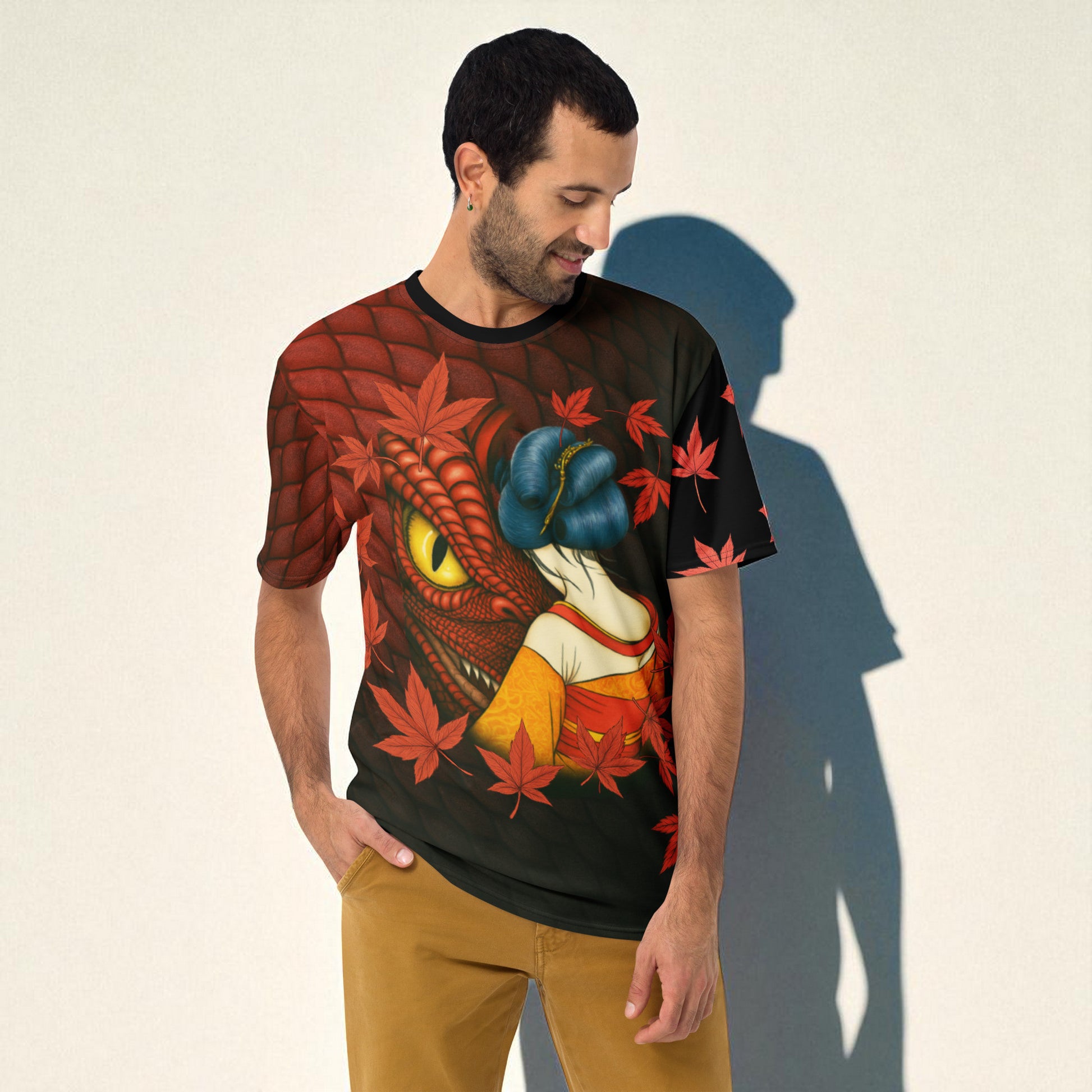 Modelo hombre con camiseta dragón rojo y geisha japonesa. Moda oriental Kuzen Saha
