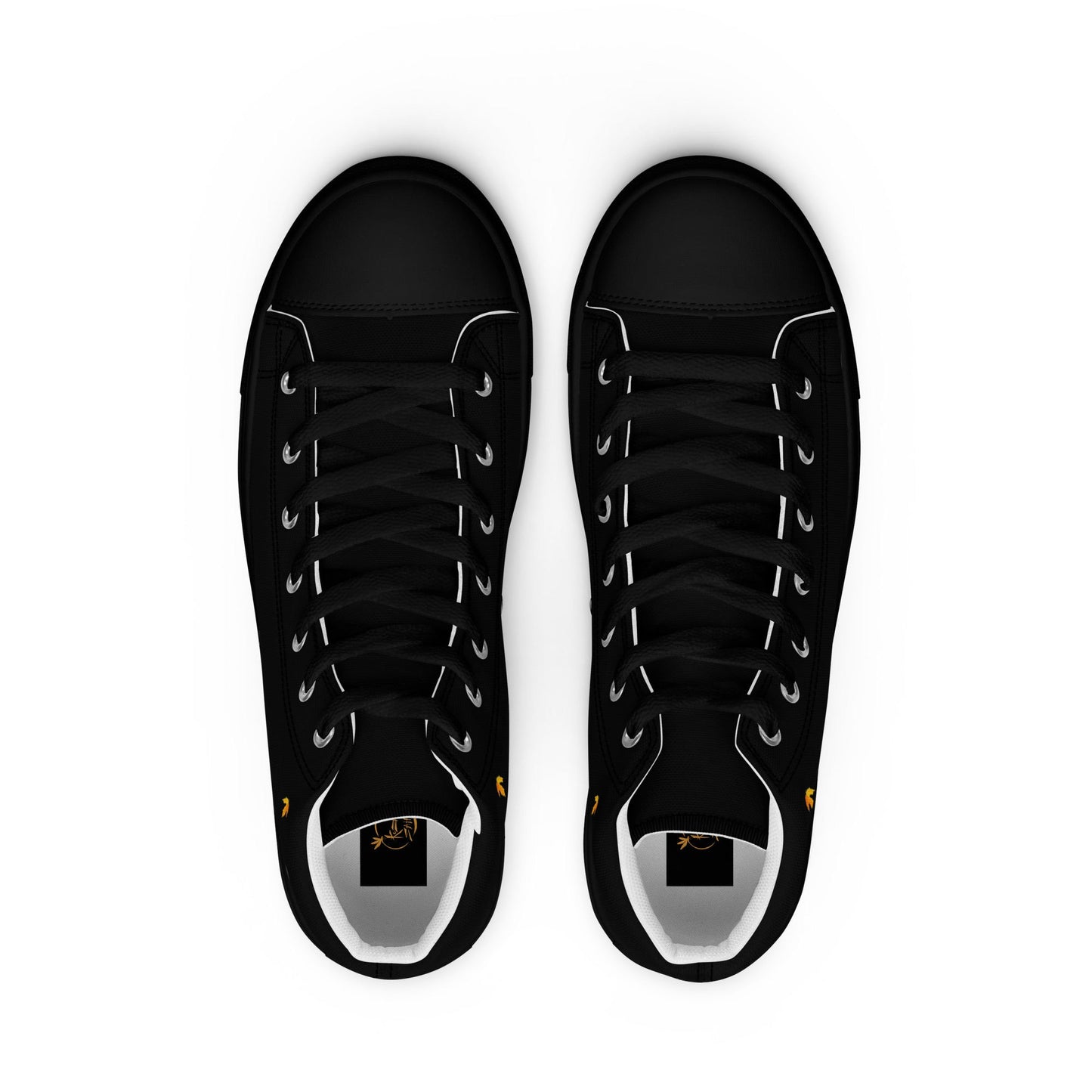 Zapatillas de lona negras de mujer con hojas de otoño vista desde arriba