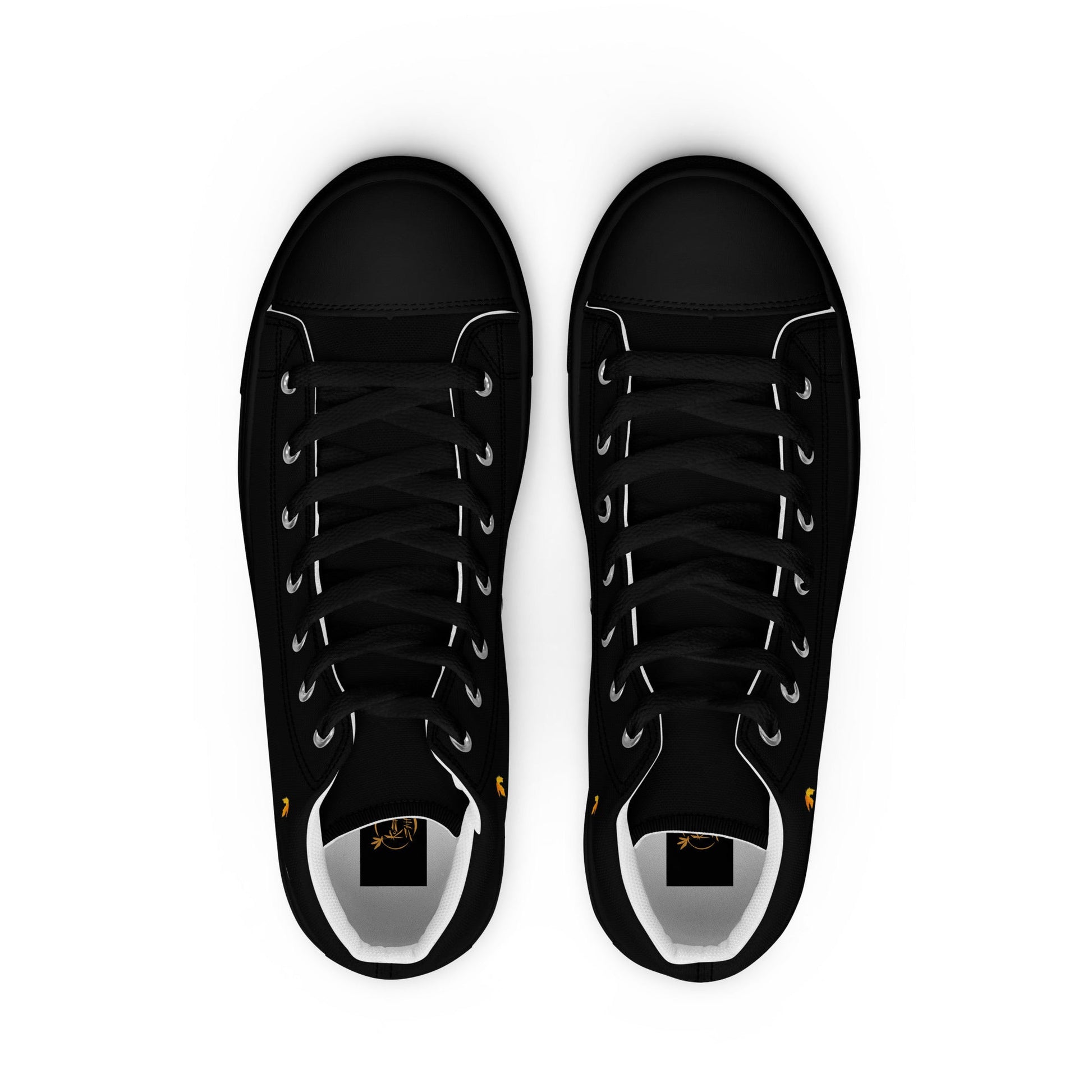 Zapatillas de lona negras de mujer con hojas de otoño vista desde arriba